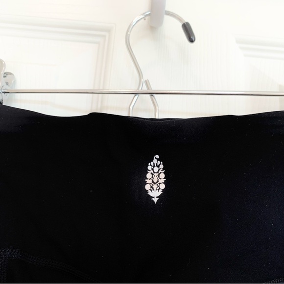 Black High-Waisted Cut-Out Ankle Wave Rider Active Workout Leggings - Picture 7 of 11